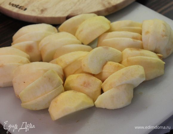 Яблоки очистите и порежьте дольками.