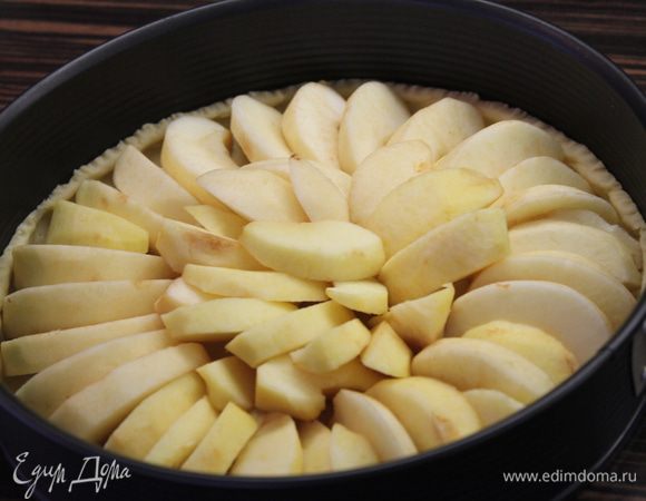 Разложите яблоки на тесте и отправьте выпекаться в разогретой до 200 градусов духовке на 20 минут!