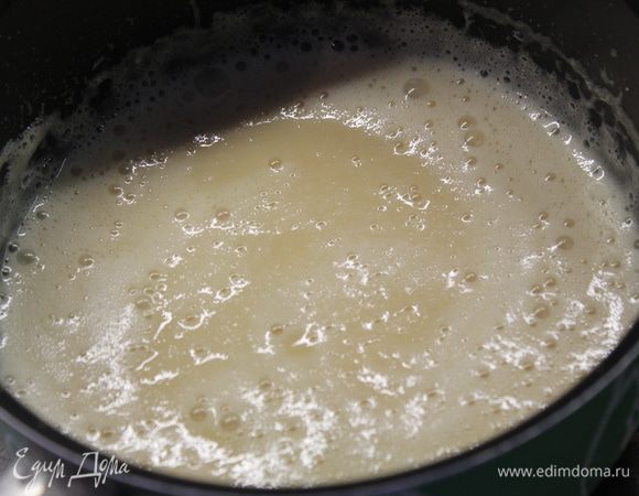 Тем временем в остывший карамельный сироп добавьте яйца и муку, размешайте миксером до однородности.