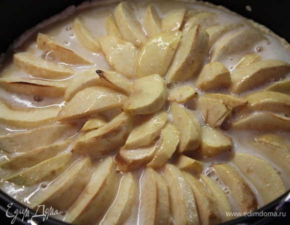 Вылейте смесь на горячий корж с яблоками и выпекайте дальше при 170 градусах 40 минут, или пока заливка не уплотнится.... 