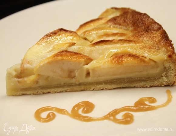 Перед нарезкой пирог охладите... Если вы хотите более насыщенного цвета и карамельного вкуса, то проварите карамель дольше, до более темного цвета. На моем кусочке в креме оттенок не особо виден, но на вкус, поверьте - очень карамельно ) Вкусно!!!