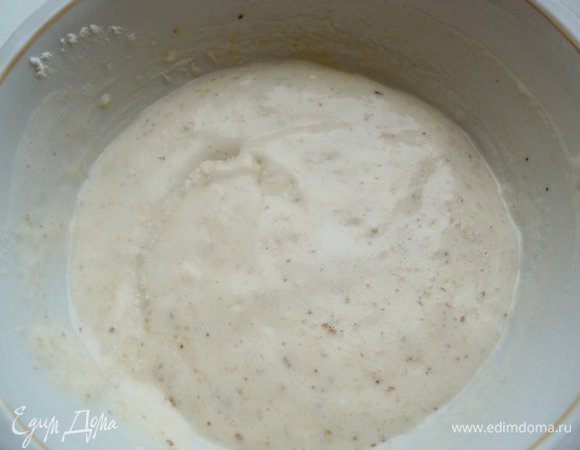 Снимаем миску с водяной бани, добавляем 1 ст. ложку растительного масла, размешиваем  и добавляем 2 ст. ложки муки, смешанной с 0.5 ч. ложки разрыхлителя. Смешиваем методом складывания. Затем добавляем 2 ст. ложки молотых грецких орехов, осторожно перемешиваем.