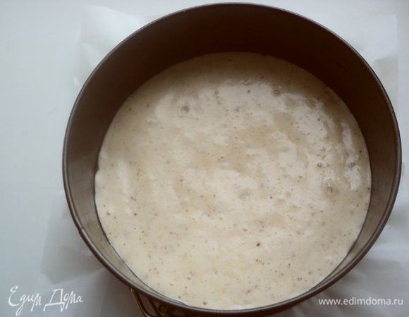 Дно разъемной формы застелить бумагой для выпечки, смазать маслом. Вылить тесто. Выпекать при температуре 180 градусов 12-15 минут. Готовность проверять деревянной шпажкой.