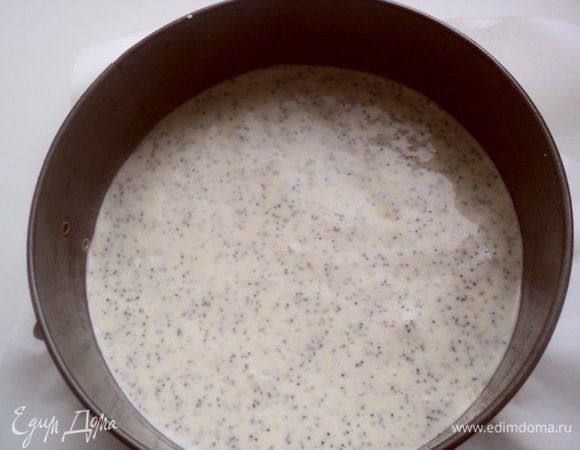 Второй корж выпекать аналогично, добавив в тесто мак.