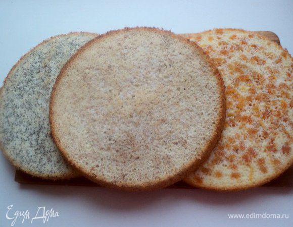 Готовые коржи охладить. Коржи получаются высотой 2.0-2.5 см.