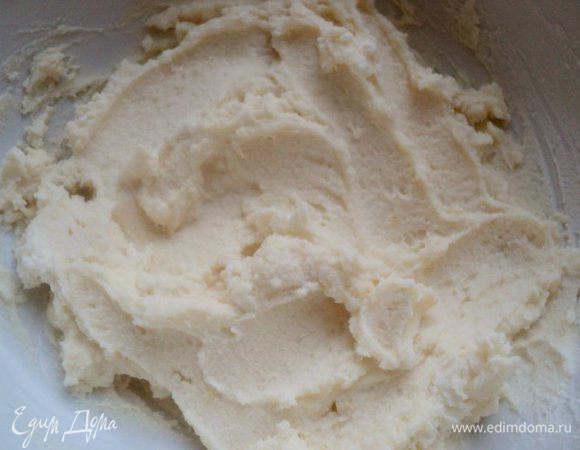 Для крема: растереть творожные сырки с растопленным на водяной бане белым шоколадом.