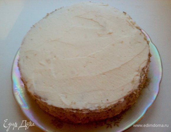 Бока и верх торта тоже покрыть кремом. Бока обсыпать молотыми орехами.