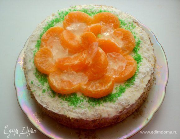 Верх торта украсить кокосовой стружкой и дольками мандаринов, покрытыми тонким слоем бесцветного желе, которое приготовить согласно инструкции на пакетике. Кусочки застывшего желе разложить по мандаринам.