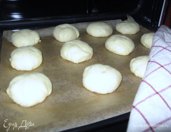 Добавить растопленное сливочное масло, соль,
яйцо , муку понемногу, замесить тесто, хорошо промять, чтобы отставало от рук. Сразу разделить на 12 кусочков, скатать шарики, немного приплюснуть и положить на выстланный промасленной бумагой противень.
Настоять в теплом месте, я кладу рядом с открытой теплой духовкой, 
минут 30.