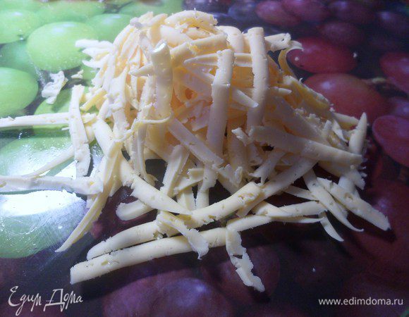 На крупной терке натереть сыр.