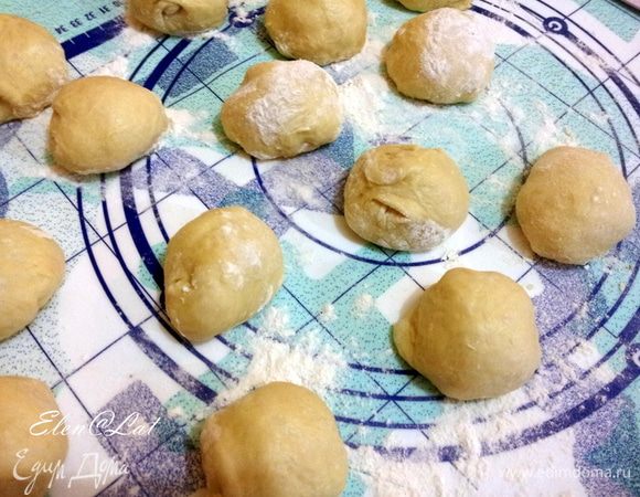 Тесто разделите на колобки.