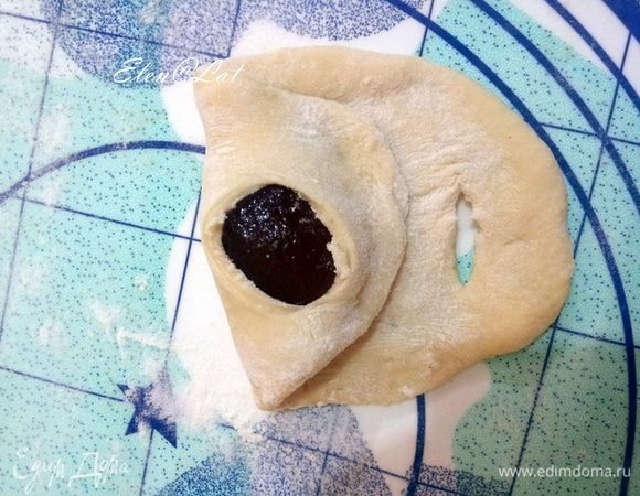 Теперь накройте тестом так, чтобы повидло оказалось в отверстии.