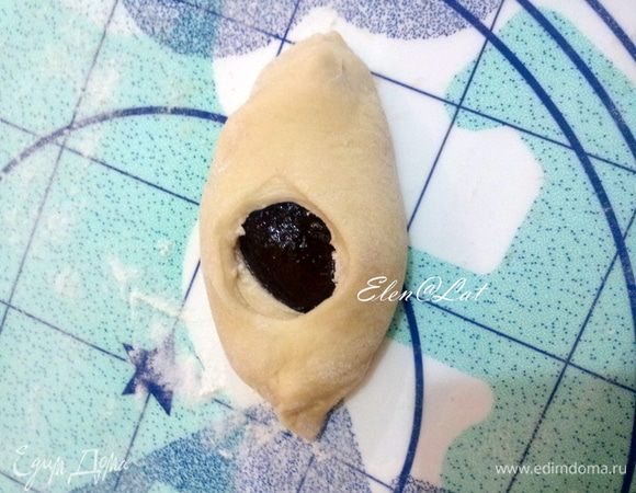 Затем накройте второй стороной также, чтобы повидло оказалось снаружи. Булочки выложите на противень, застеленный пергаментом и оставьте подниматься минут на 20. Затем смажьте взбитым яйцом и выпекайте в заранее разогретой духовке до золотистого цвета. 