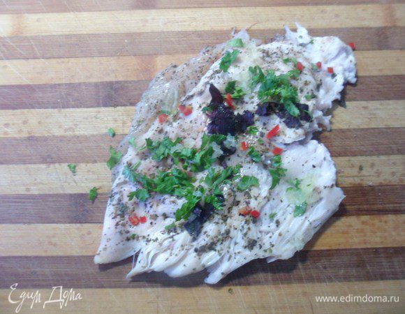 На филе положить перец чили, петрушку, базилик и чеснок.