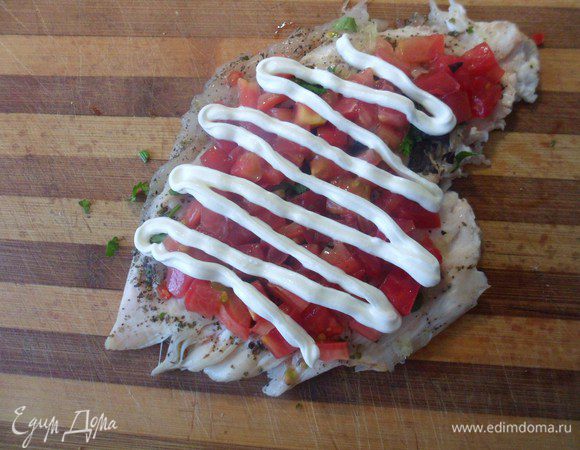 Полить сметаной.