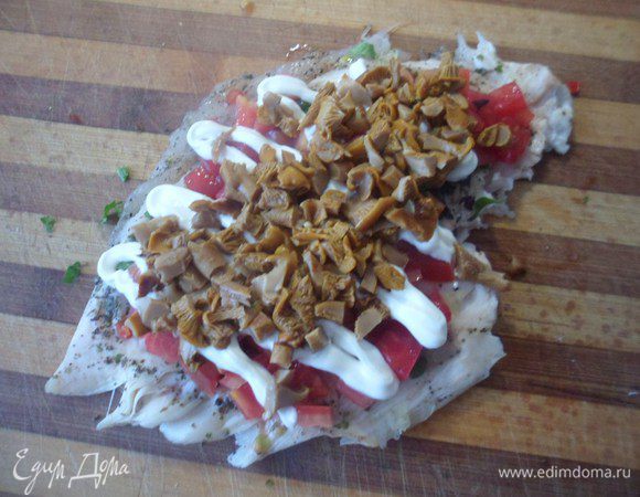 Разложить грибы.