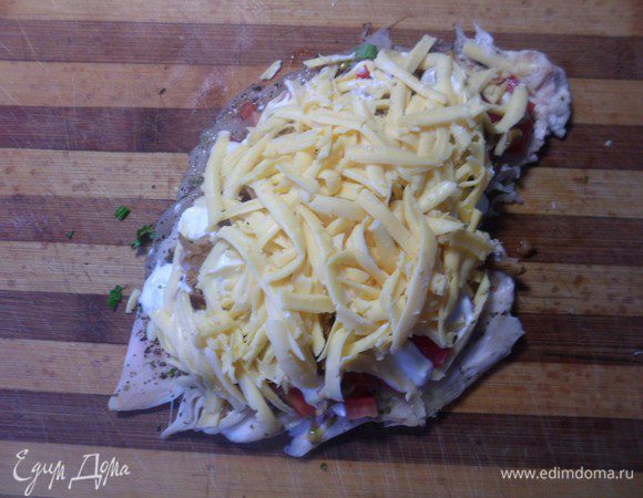 Распределить натертый сыр.