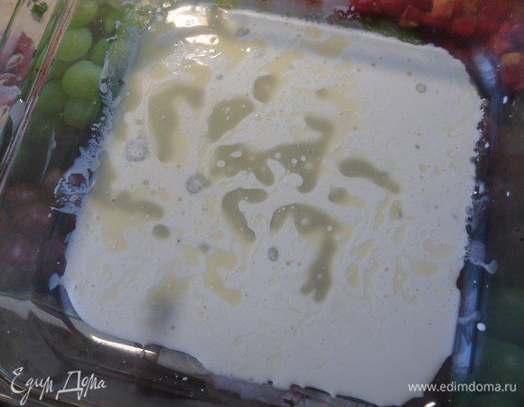 Для соуса, растопить сливочное масло. Мелко нарезать 2 зубчика чеснока, базилик, петрушку, перец чили. 

