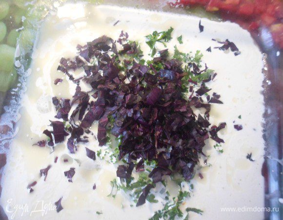 В форму налить сливки, оставшуюся сметану, майонез, сливочное масло. Добавить базилик, чеснок, петрушку, перц чили. 