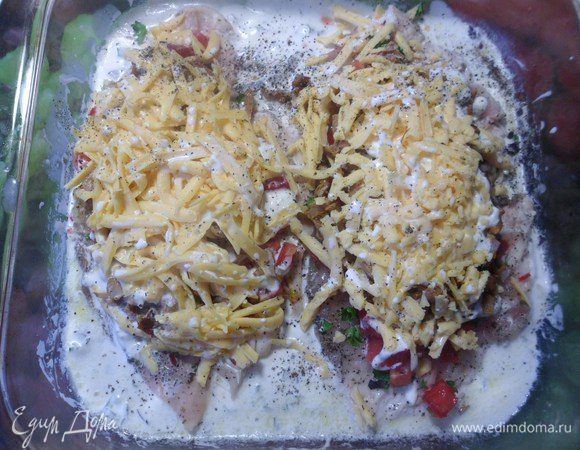 В форму уложить мясо с овощами. Убрать в разогретую до 180С духовку на 20 мин.