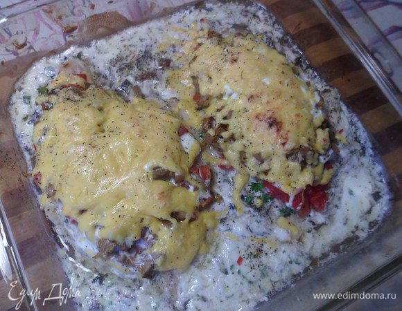 Готовое блюдо можно полить сметаной и подавать с любым гарниром, в том числе и овощами. 