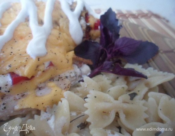 Это мясо я подавала с фарфалле со сливками, помидорами и огурцами.
Приятного аппетита!