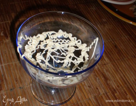 начинаем собирать салатик в креманочку рисуем майонезом сетку