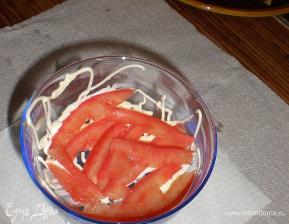 выкладываем помидоры и рисуем сетку майонезом