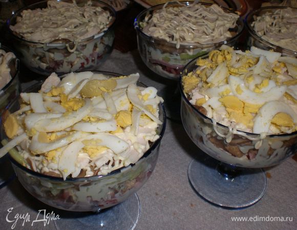 яйцо все слои не забываем рисовать майонезной сеткой