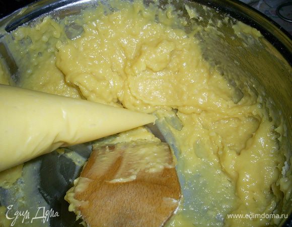 Готовим заварное тесто. Воду вскипятить с солью и маслом. В кипящую смесь всыпаем муку и держим на огне, пока тесто не начнет отходить от стенок кастрюльки. Даем совсем немного остыть и по одному вбиваем и тщательно вмешиваем яйца. Это сделать немного сложнее, чем в традиционное заварное тесто. Тесто должно получится однородным, гладким и блестящим и быть менее густым, чем для заварных пирожных.