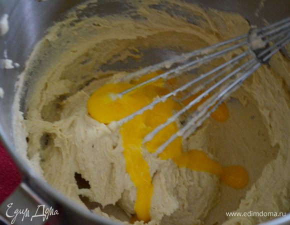 Добавить коричневый сахар и белый сахар. Хорошо перемешать. Затем желтки, по одному зараз. После каждого хорошо перемешивать. Последним ванилин, перемешать.