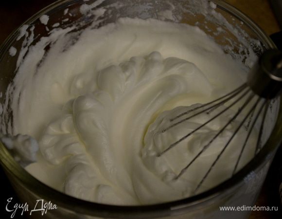 Взбить в стеклянной посуде белки до высоких пиков.И добавить в тесто.Осторожно перемешать.