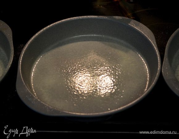 Три круглые формы  23 см смазать маслом и припылить слегка мукой.Или использовать спрей масляный с мукой.