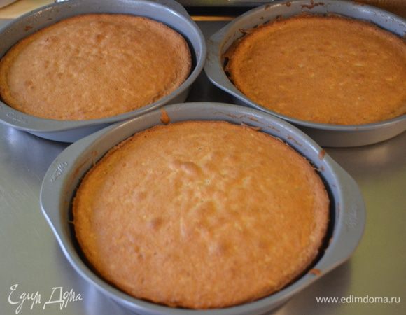 Готовый бисквит достаем из духовки и даем ему остыть 10 мин. в форме.  Перевернем и достанем из формы,дадим остыть полностью 1 час.
Я не дала остыть ему полностью,а выложила крем, чтоб бисквит впитал себя.
Можно также срезать слегка верхний слой ножом.