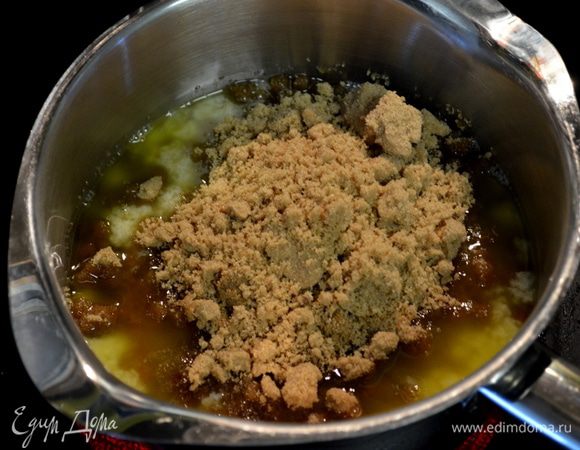 Приготовим быструю карамельную глазурь.
Выложим в кастрюлю три первых ингредиента.Поставим на сред. огонь, помешиваем. Примерно 7 мин.