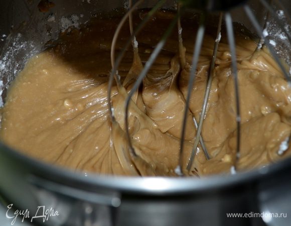 Вылить сливки, довести до кипения,снять с огня. Карамельную глазурь горячую перелить  в чашу миксера,та что выдерживает горячую тем-ру, добавить сахарную пудру, ванилин и перемешивать на сред. скорости, примерно 8-12 мин. Глазурь должна стать однородной.использовать сразу.
Если вы ее взбили дольше, чем надо можно разбавить 1-2 ч. л. горячей воды.