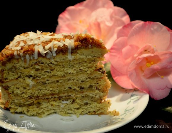 Готовый торт поставим в холодильник охладить. Подаем к чаю, порезав на кусочки. Приятного вам всем аппетита!!! 
На фото это мои камелии, которые цветут зимой, они украсили этот снимок.