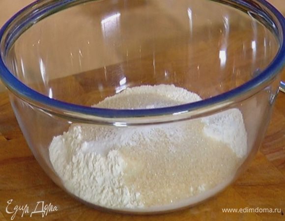 Муку перемешать с сахаром, разрыхлителем, содой и солью.
