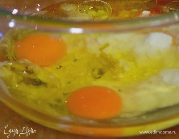 Йогурт взбить миксером вместе с оливковым маслом, яйцами и ванильным экстрактом в однородную массу.