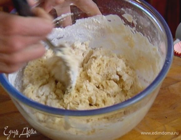 Добавить муку с разрыхлителем и все перемешать, не взбивая, — тесто не должно быть слишком однородным.