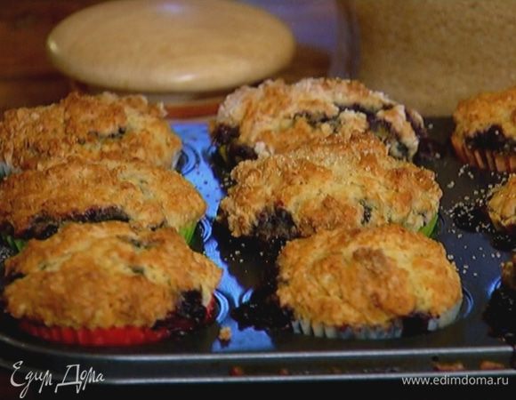 Горячие маффины посыпать коричневым сахаром.