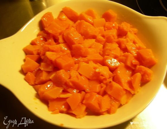 Тыкву нарезаем кубиками и отвариваем ее в подсоленой воде минут 10 (или готовим в пароварке). Выкладываем ее в смазанную маслом форму для запекания.
