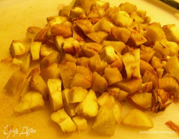 Каштаны режем кубиками.
