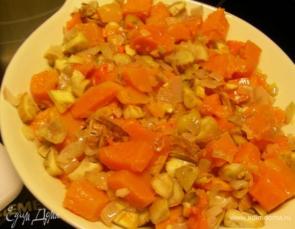 Выкладываем лук и каштаны к тыкве. Все немного перемешиваем.
