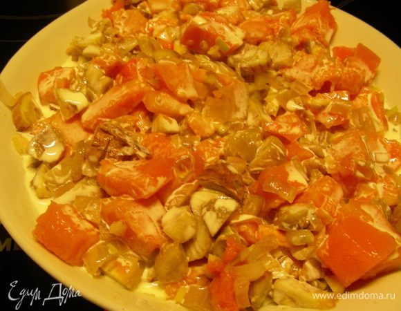 Заливаем сливками (равномерно поливаем ими овощи). Солим, перчим по вкусу. 
