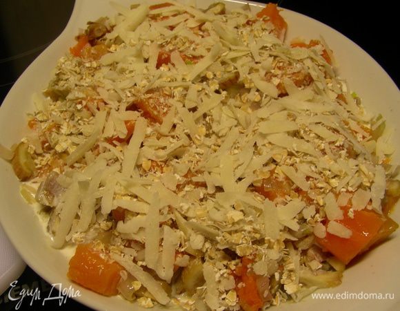 Для крошек смешиваем масло, хлопья и пармезан. Равномерно распределяем по овощам. Ставим в духовку 180 гр минут на 30.

