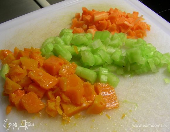Тыкву, морковь и сельдерей режем тонкой соломкой или кубиками, как у меня.
