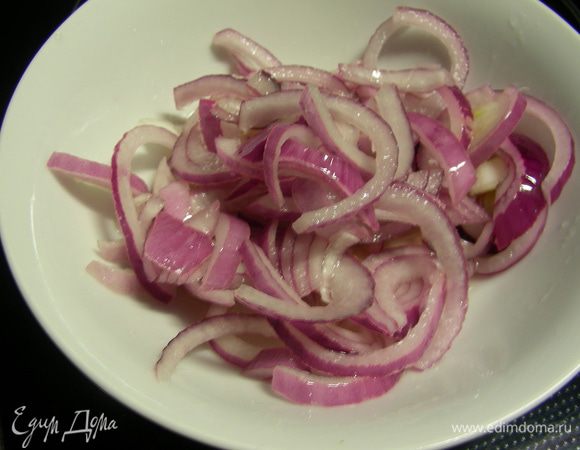 Лук режем полукольцами. Я его еще замариновала на полчаса в смеси кусуса с сахаром.