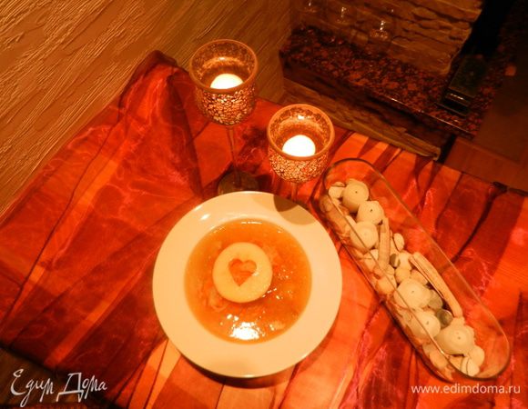 Лук и морковь обжарить, положить в кастрюлю с варėнной капустой и рėбрышками.
Cуп по вкусу должен быть сладковатым.
Если капуста кислая, положите сахар по вкусу.
На сковороде обжарьте яблоко и украсте суп.
