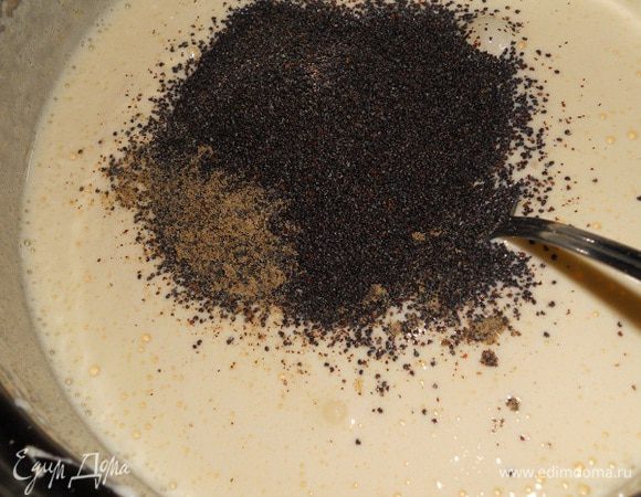 Яйца 2 шт. разделить на белки и желтки, желтки взбить с сахаром (50 г.), добавить мак перемеленный в кофемолке(30 г.), перемешать.
